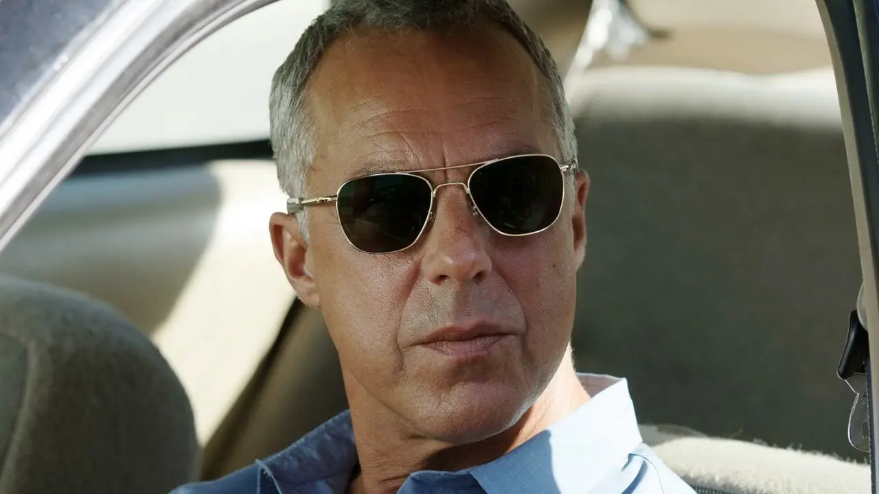 Titus Welliver, Harry Bosch rolünde arabada güneş gözlüğü takıyor