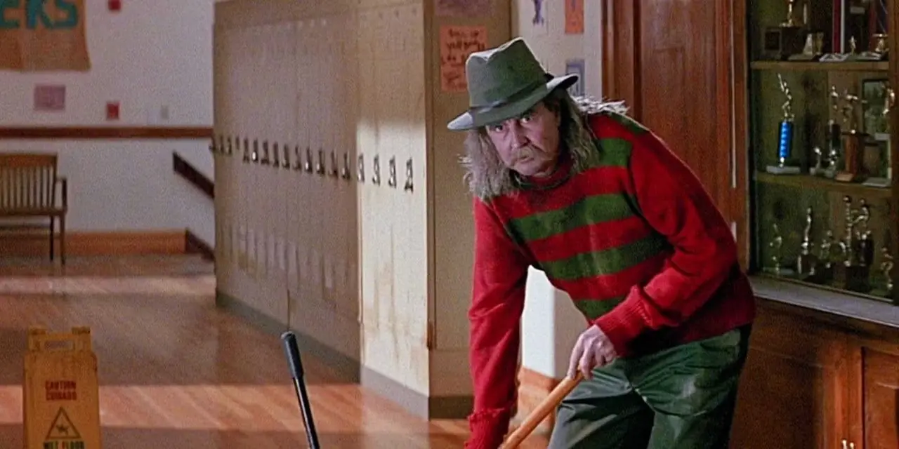 Wes Craven dweilt een vloer in de originele Scream