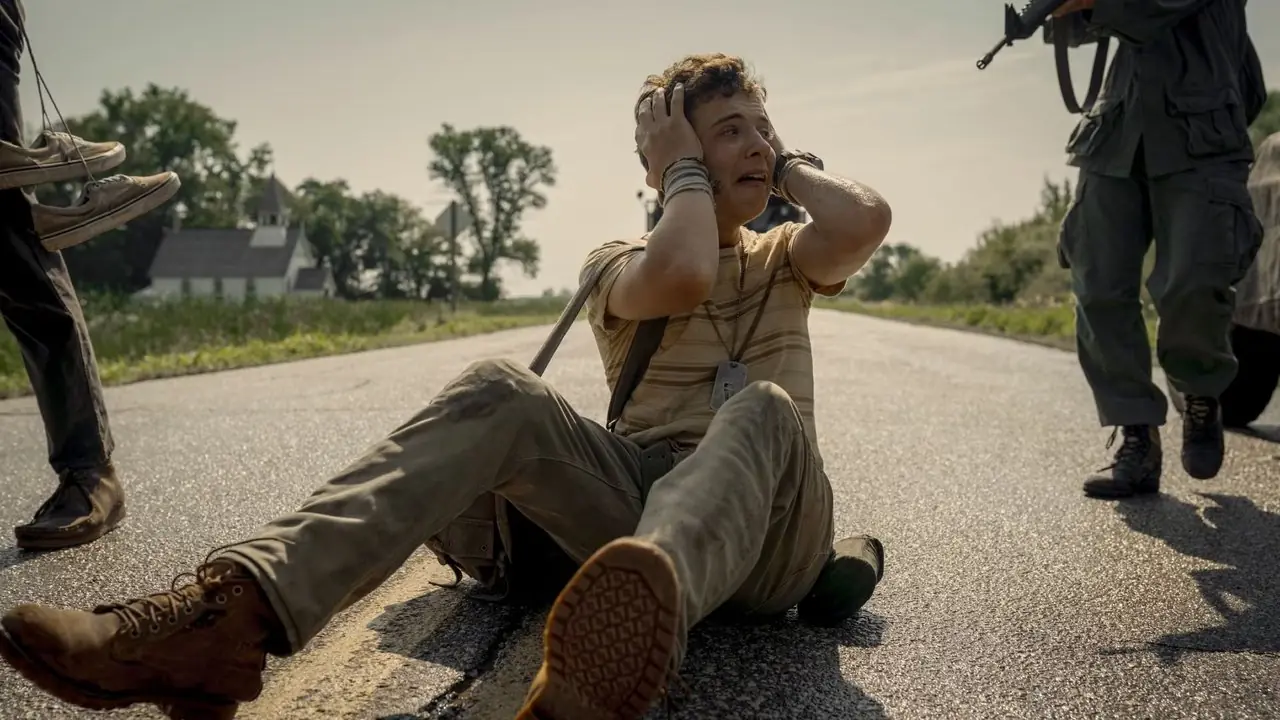 Ainda oficial do filme The Long Walk - Curly Ainda oficial do filme The Long Walk - Curly