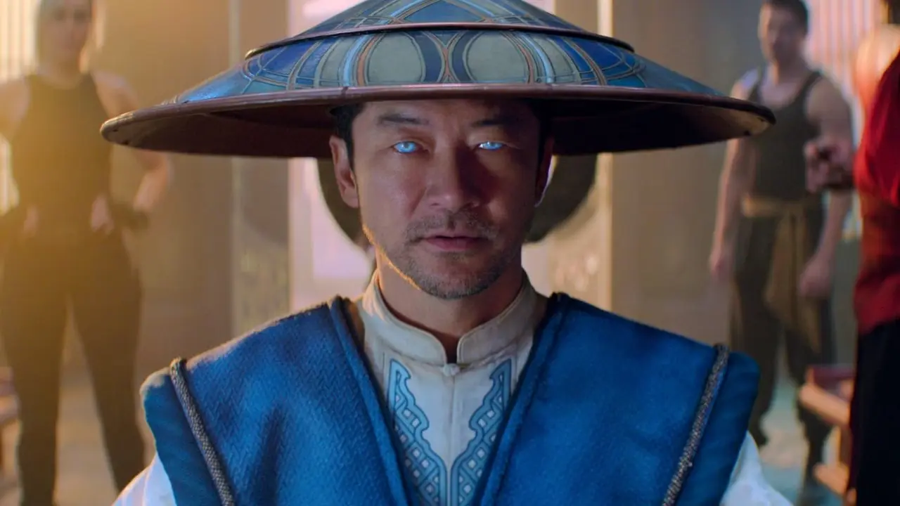 Tadanobu Asano som Lord Raiden stirrar framåt med glödande ögon i Mortal Kombat II Tadanobu Asano som Lord Raiden stirrar framåt med glödande ögon i Mortal Kombat II