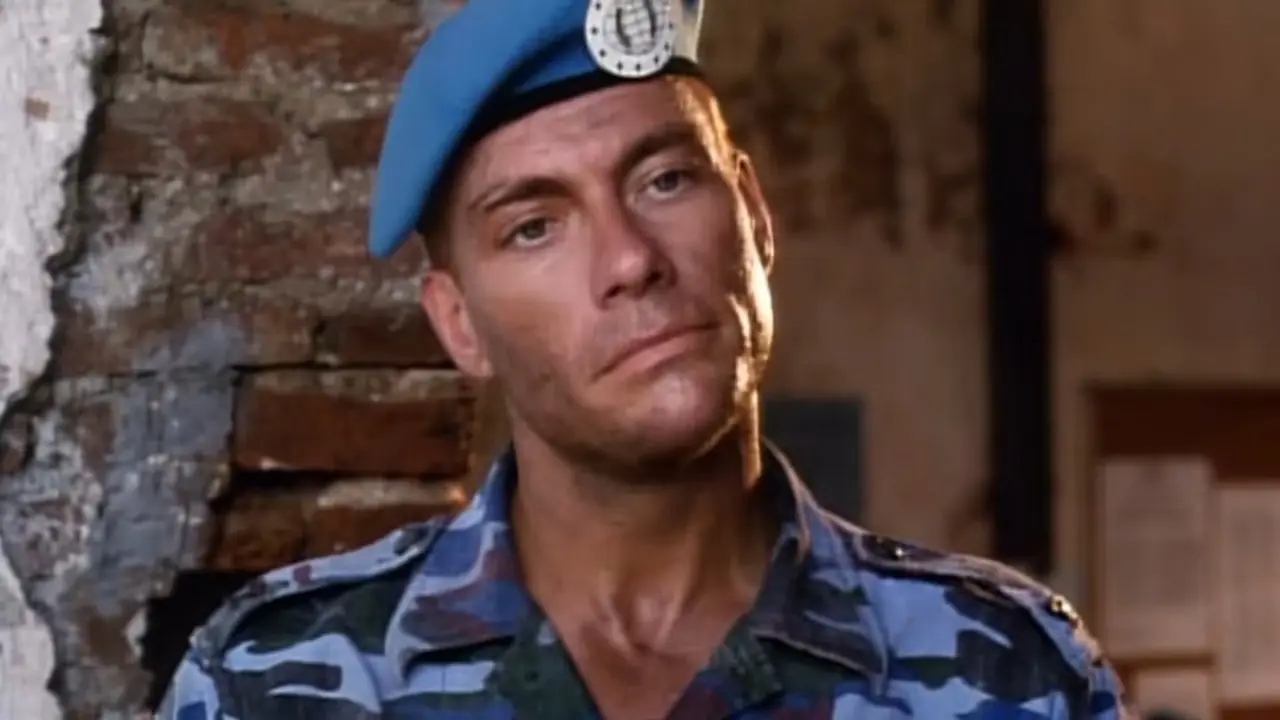van damme nei panni di Guile vestito con equipaggiamento militare blu in Street Fighter 1994