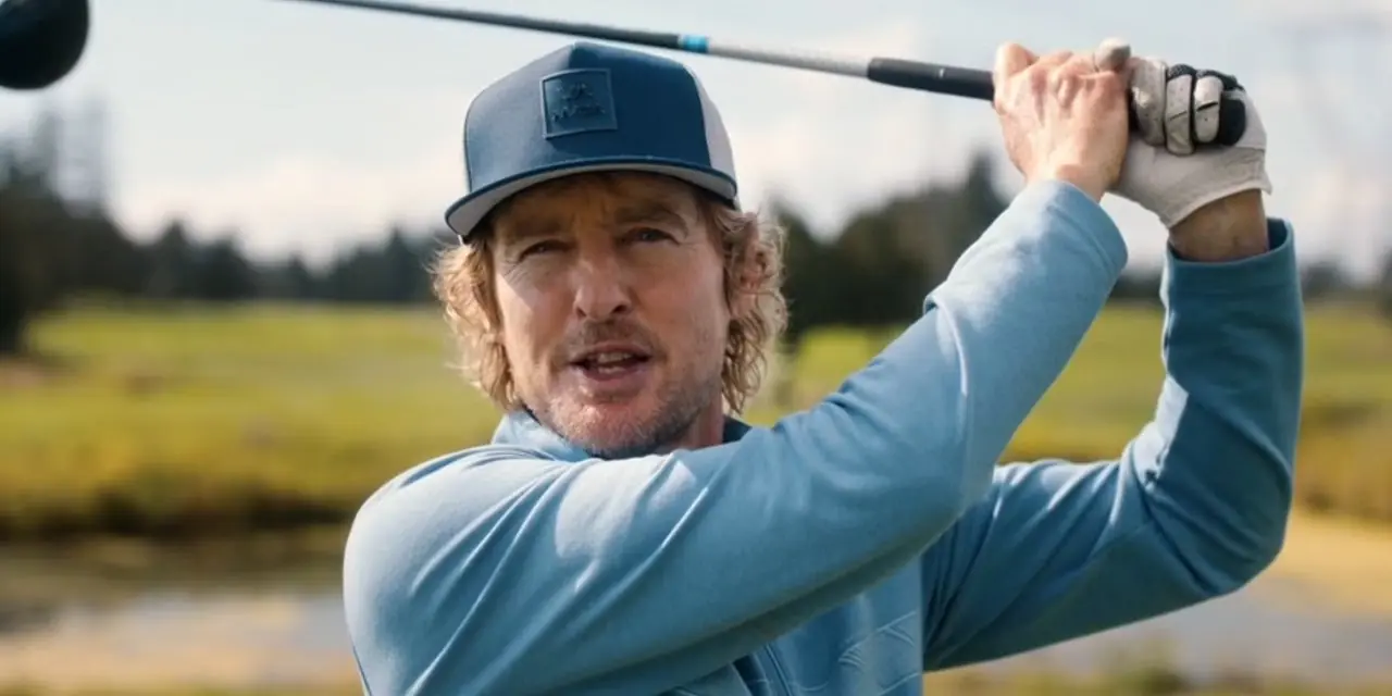 Pryce Cahill (Owen Wilson) sonriendo después de golpear un palo de golf en Stick temporada 1, episodio 10