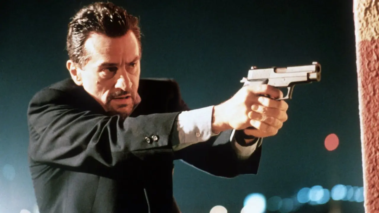 Neil van Robert De Niro richt een pistool om de hoek in Heat Neil van Robert De Niro richt een pistool om de hoek in Heat