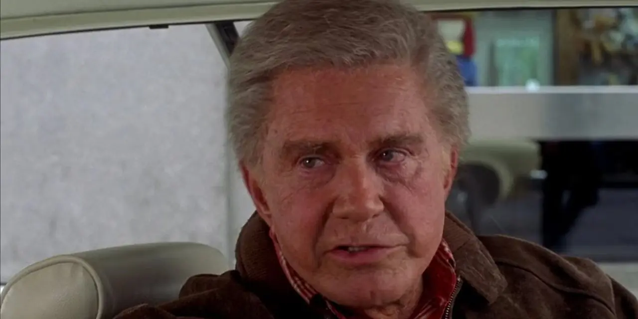Cliff Robertson jako wujek Ben rozmawiający z Peterem w jego samochodzie w Spider-Manie