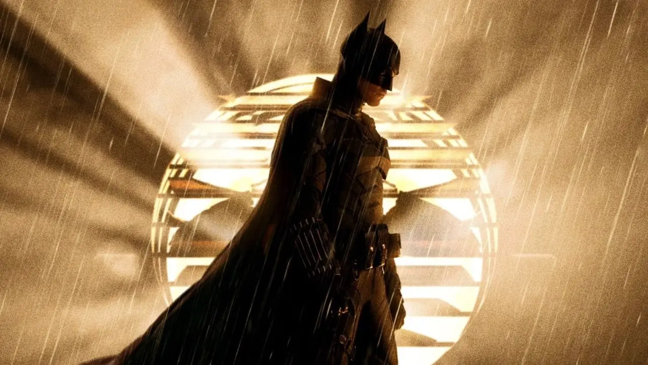 『ザ・バットマン』でバットシグナルの前に立つバットマン役のロバート・パティンソン
