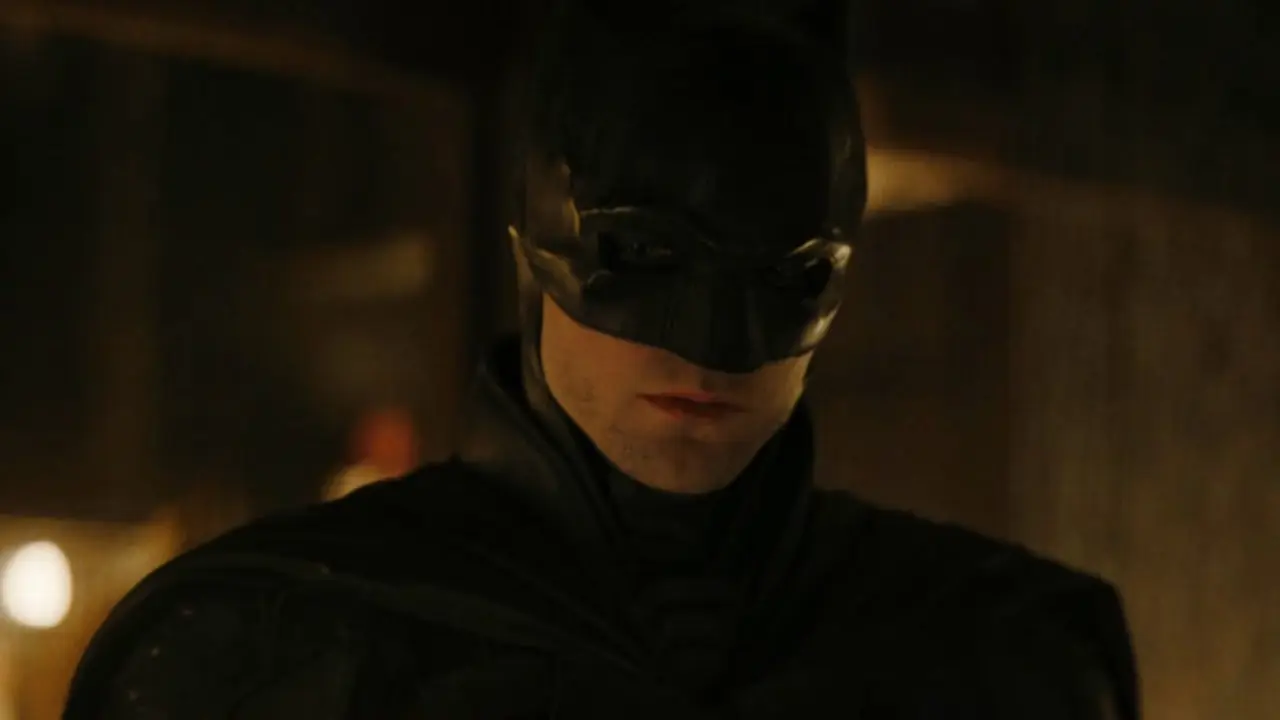 ロバート・パティンソン演じるバットマンは『ザ・バットマン』で物思いにふける