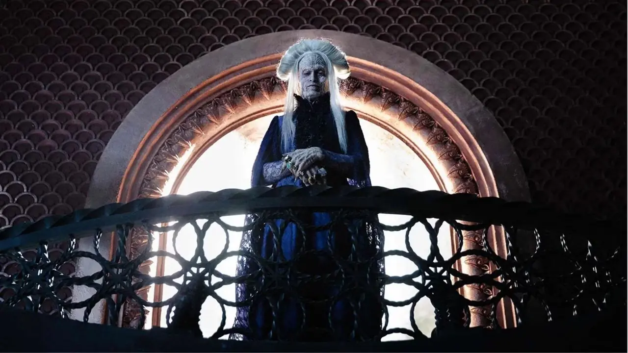 Caleb Landry Jones als Dracula in Luc Bessons Dracula