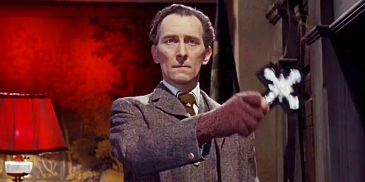 Peter Cushing nel ruolo di Van Helsing che sventola un crocifisso in Dracula