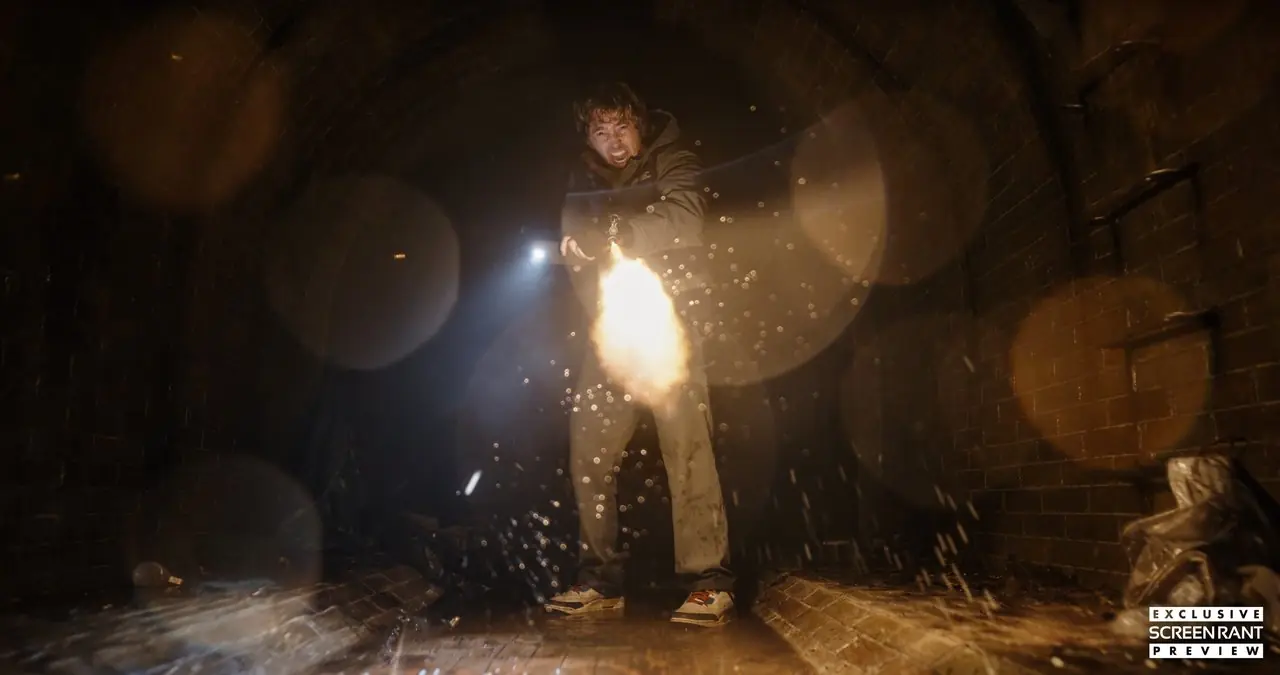 Austin Abrams, Resident Evil'da çığlık atıyor ve kameraya silah doğrultuyor Austin Abrams, Resident Evil'da çığlık atıyor ve kameraya silah doğrultuyor