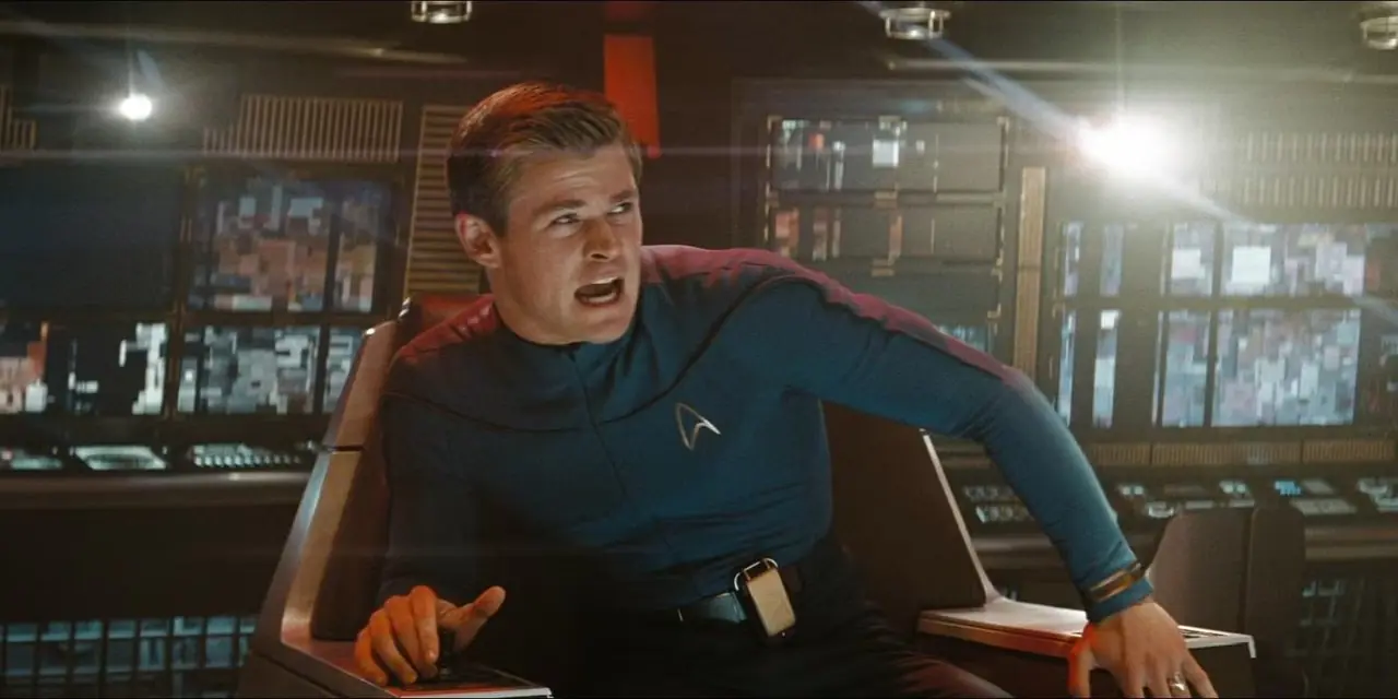 Star Trek 2009. Chris Hemsworth jako porucznik George Kirk, USS Kelvin. Atak Narady, przybycie do alternatywnej osi czasu wszechświata Kelvina.