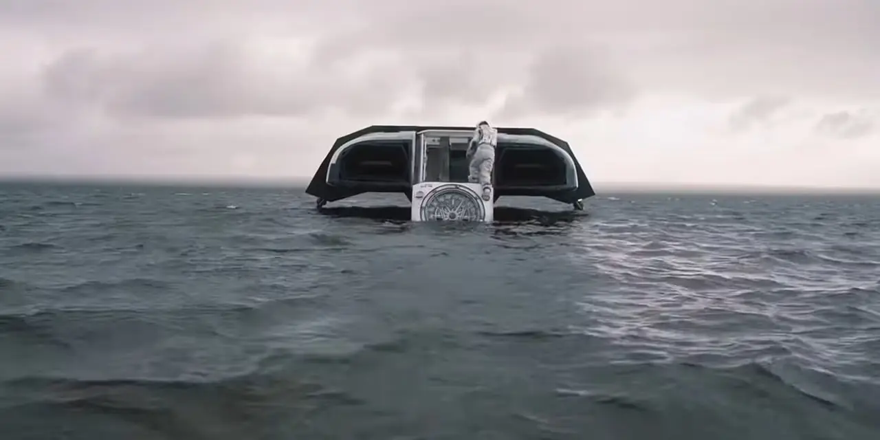 Gemi Interstellar'da Miller'ın gezegenine iniyor Gemi Interstellar'da Miller'ın gezegenine iniyor