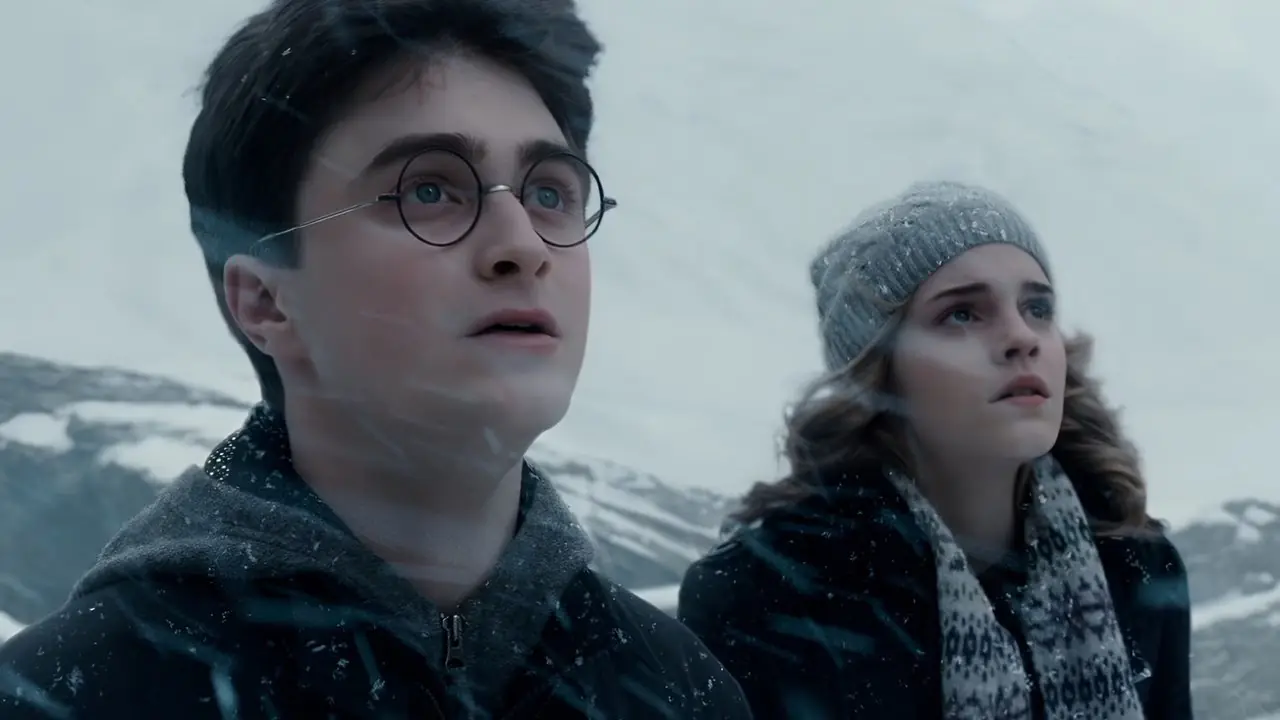 Harry Potter de Daniel Radcliffe y Hermione de Emma Watson mirando con incredulidad Harry Potter de Daniel Radcliffe y Hermione de Emma Watson mirando con incredulidad