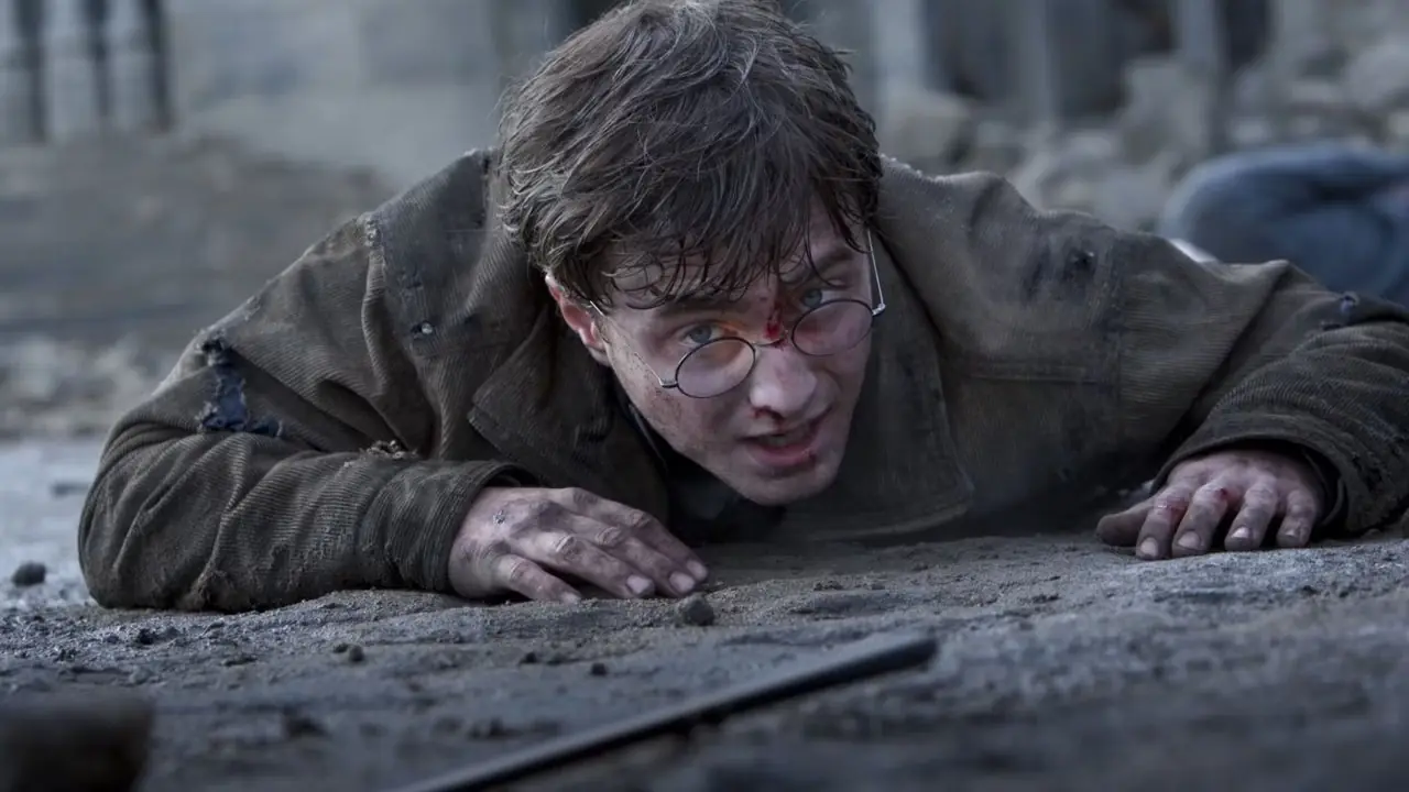 Harry Potter prende la bacchetta in Harry Potter e i Doni della Morte Parte 2 Harry Potter prende la bacchetta in Harry Potter e i Doni della Morte Parte 2