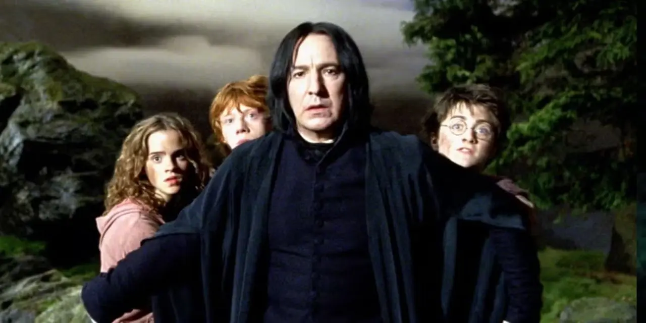 Piton protegge Harry, Ron e Hermione in Harry Potter e il prigioniero di Azkaban Piton protegge Harry, Ron e Hermione in Harry Potter e il prigioniero di Azkaban