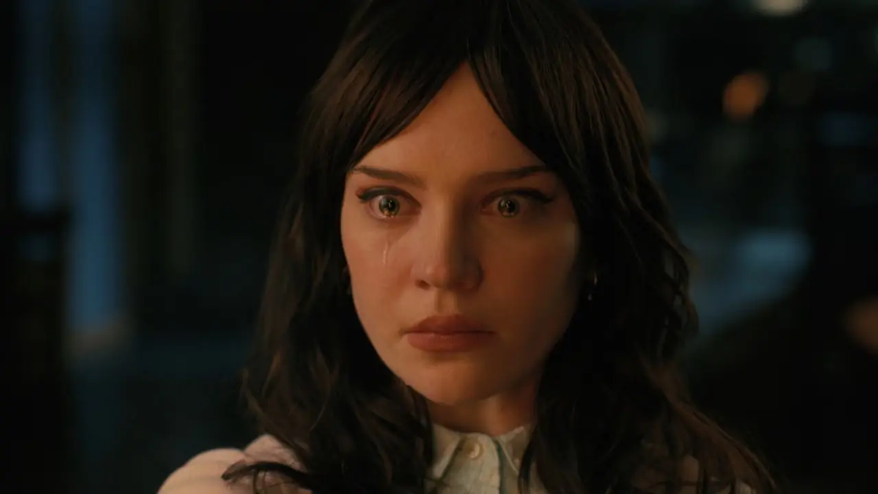 Sophie Thatcher luce horrorizada en Companion