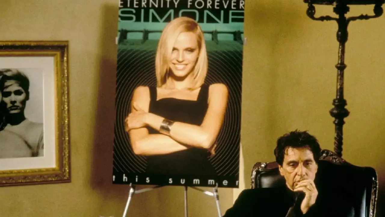 Al Pacino sentado con una foto de Simone detrás de él