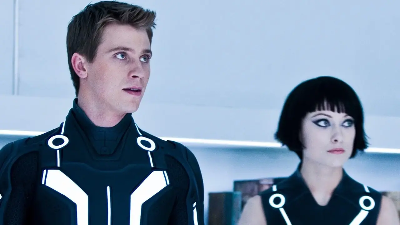 Sam Flynn y Quorra en Tron Legacy