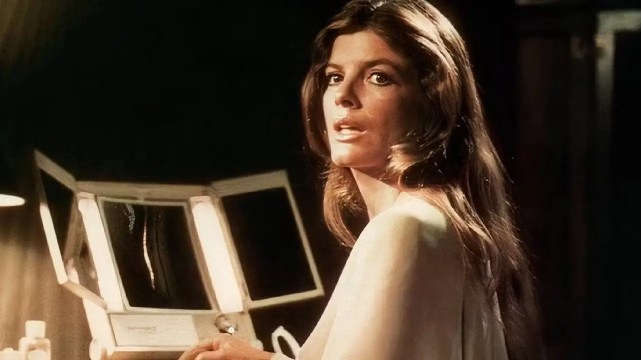 Katharine Ross mira hacia arriba en The Stepford Wives