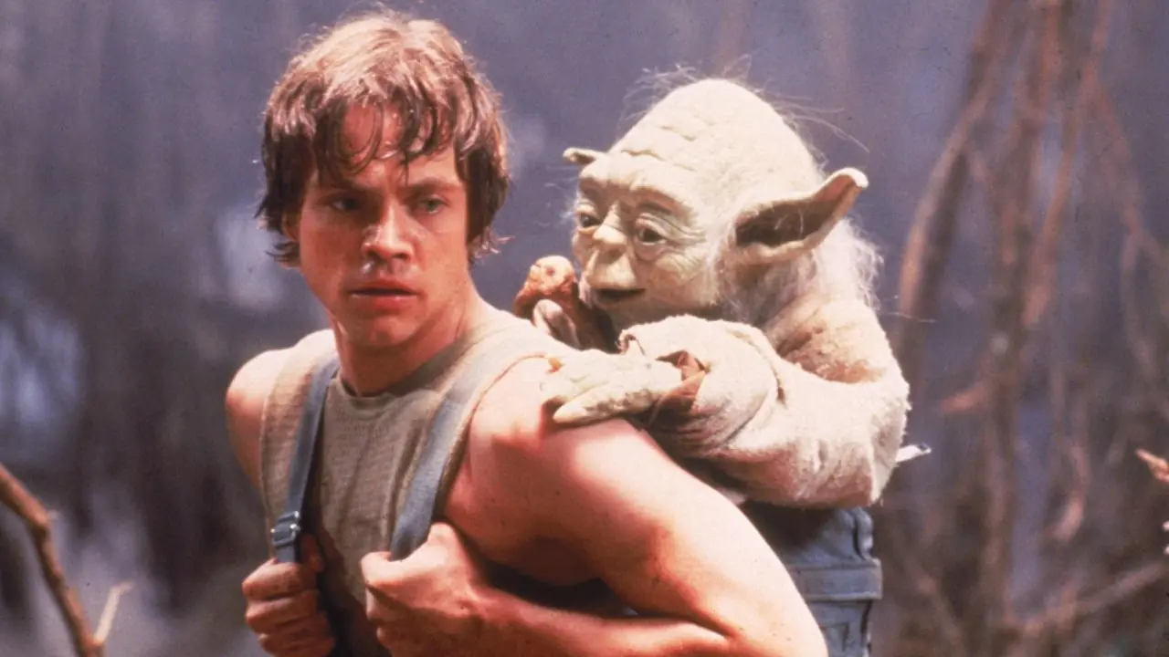 『スター・ウォーズ エピソード5/帝国の逆襲』でヨーダを背負ってダゴバを歩くルーク・スカイウォーカー（マーク・ハミル）