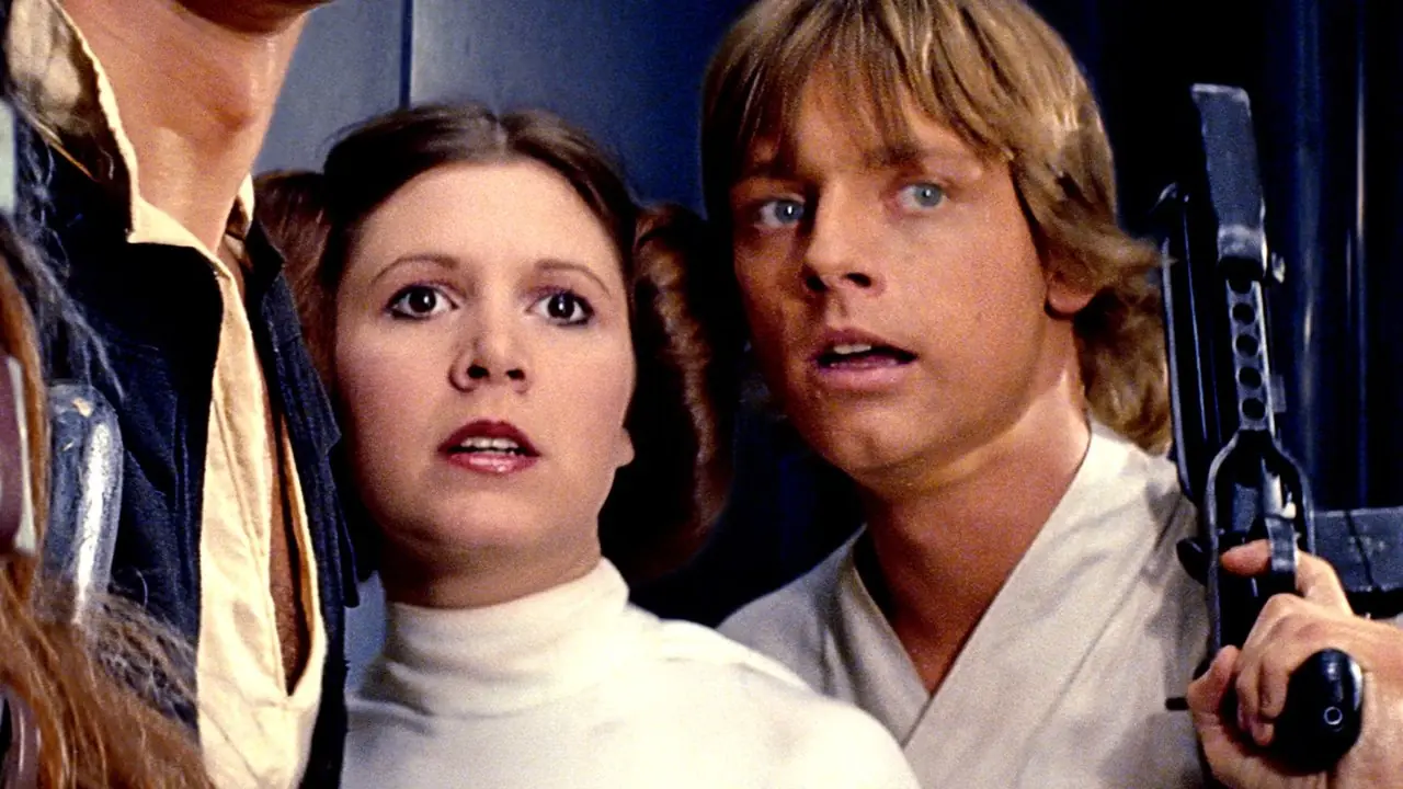マーク・ハミル演じるルーク・スカイウォーカーとキャリー・フィッシャー演じるレイア・オーガナが『スター・ウォーズ 新たなる希望』で共演