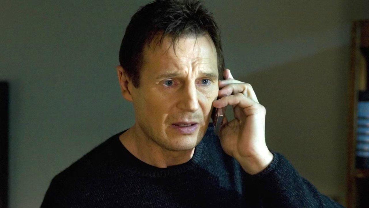 ليام نيسون يبدو يائسًا ويتحدث عبر الهاتف في فيلم Taken ليام نيسون يبدو يائسًا ويتحدث عبر الهاتف في فيلم Taken