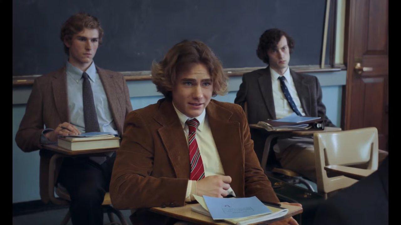 Die Holdovers-Klassenzimmerszene mit drei Charakteren, die an Schreibtischen saßen Die Holdovers-Klassenzimmerszene mit drei Charakteren, die an Schreibtischen saßen