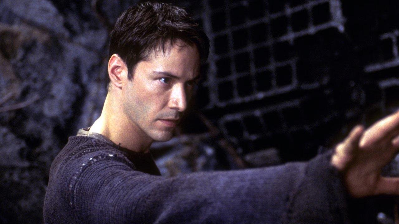 Keanu Reeves‘ Neo mit erhobenem rechten Arm in The Matrix Reloaded Keanu Reeves‘ Neo mit erhobenem rechten Arm in The Matrix Reloaded