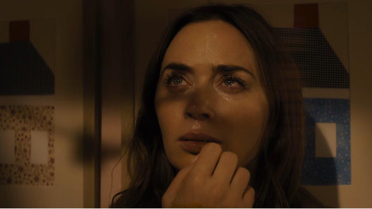 Il personaggio di Emily Blunt alza lo sguardo con le ombre sul viso nel trailer del Disclosure Day Il personaggio di Emily Blunt alza lo sguardo con le ombre sul viso nel trailer del Disclosure Day