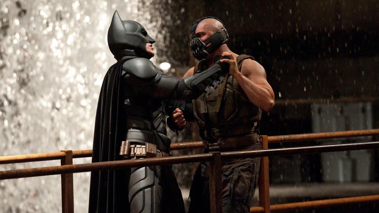 Batman combatte Bane in Il Cavaliere Oscuro Il Ritorno Batman combatte Bane in Il Cavaliere Oscuro Il Ritorno