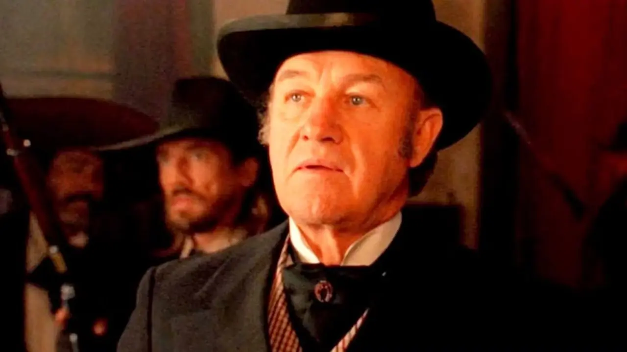 Gene Hackman jako John Herod wygląda na zaskoczonego po usłyszeniu złych wieści przed grupą mężczyzn w Szybcy i martwi Gene Hackman jako John Herod wygląda na zaskoczonego po usłyszeniu złych wieści przed grupą mężczyzn w Szybcy i martwi