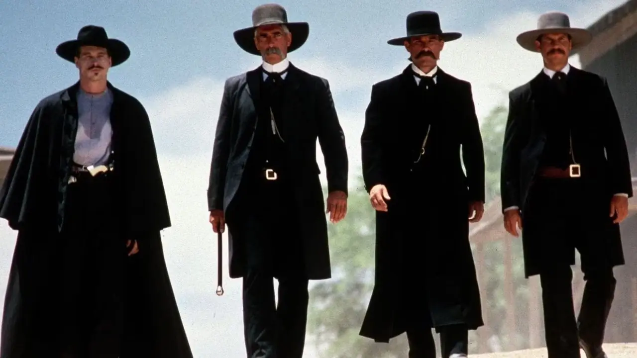Val Kilmer jako Doc Holliday, Sam Elliott jako Virgil Earp, Kurt Russell jako Wyatt Earp i Bill Paxton jako Morgan Earp podczas spaceru po mieście w Tombstone Val Kilmer jako Doc Holliday, Sam Elliott jako Virgil Earp, Kurt Russell jako Wyatt Earp i Bill Paxton jako Morgan Earp podczas spaceru po mieście w Tombstone