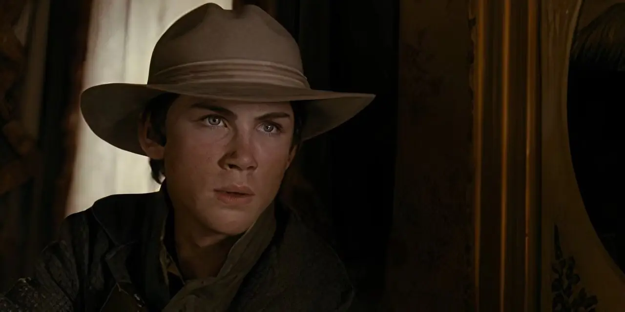 William Evans (Logan Lerman) wygląda intensywnie w 3:10 do Yumy