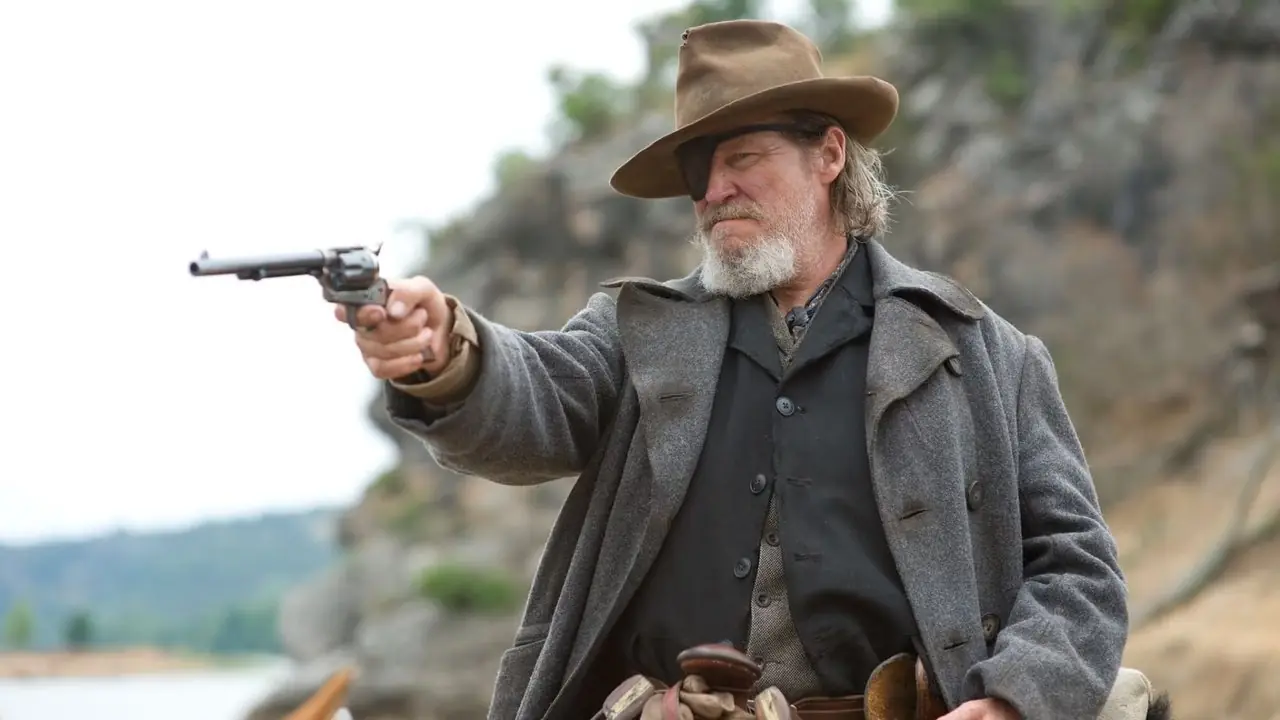 John Wayne jako Rooster Cogburn z bronią w True Grit John Wayne jako Rooster Cogburn z bronią w True Grit