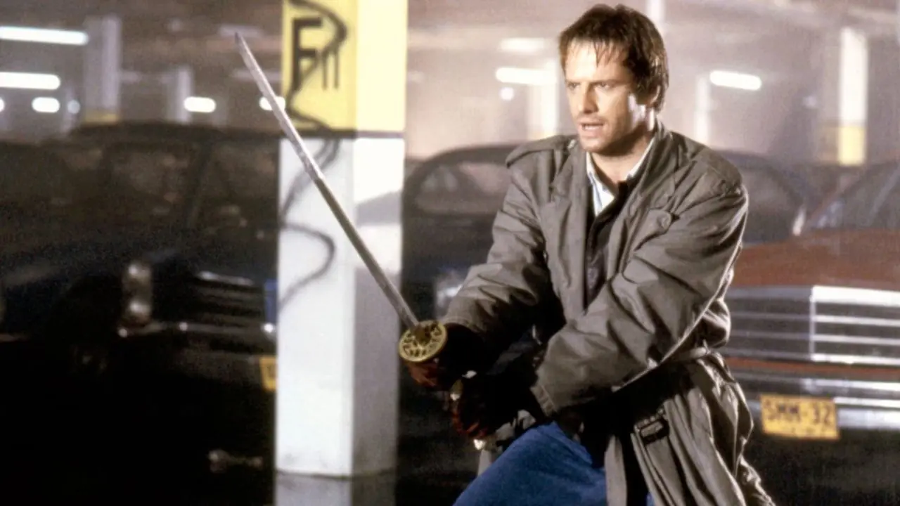 Christopher Lambert como Connor MacLeod sosteniendo una espada en Highlander