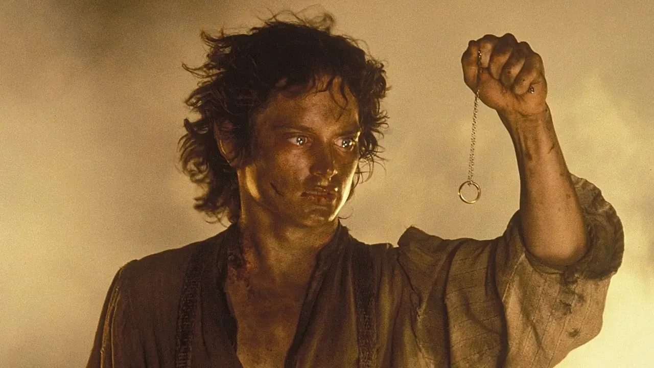 Frodo tiene in mano l'Anello ne Il Signore degli Anelli Il Ritorno del Re
