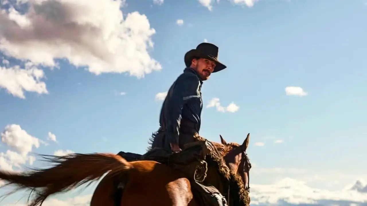 Benedict Cumberbatch regarde en arrière alors qu'il chevauche un cheval dans The Power Of The Dog (2021)