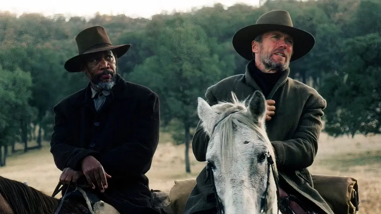 Clint Eastwood dans le rôle de Will et Morgan Freeman dans le rôle de Ned à cheval dans Unforgiven