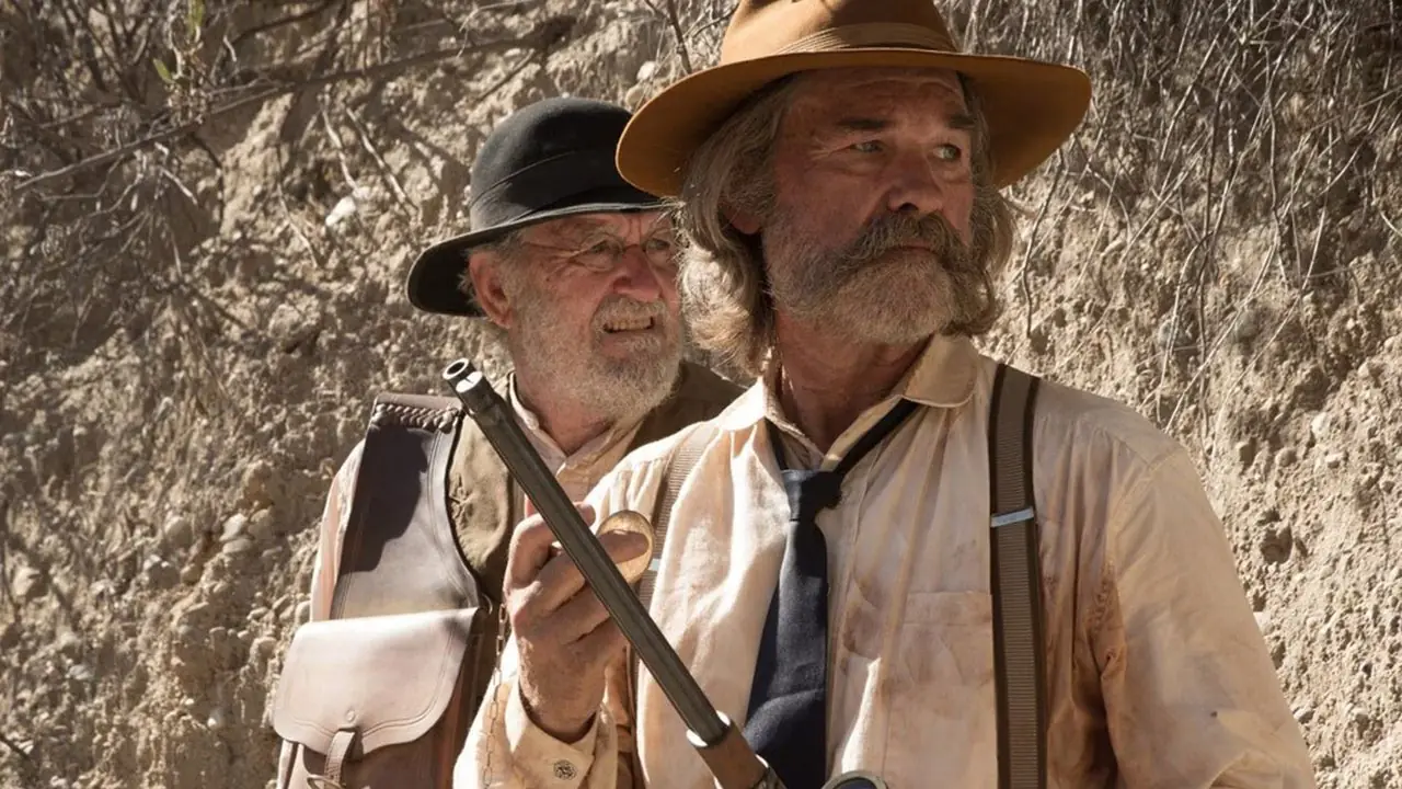 Kurt Russell dans le rôle du shérif Franklin Hun, debout devant Richard Jenkins dans le rôle de l'adjoint de Chicorée dans Bone Tomahawk