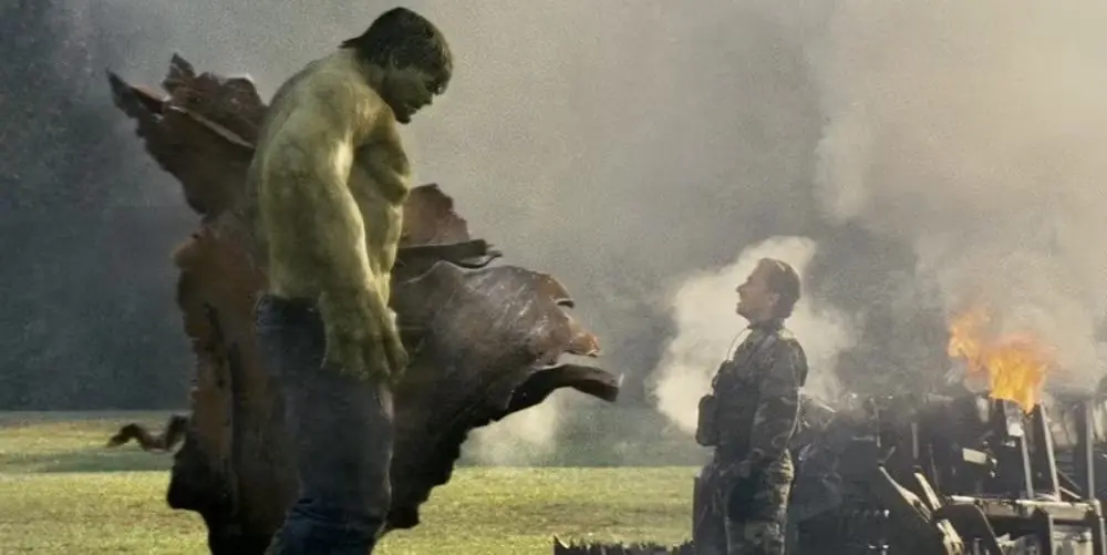 Tim Roth blickt in „Der unglaubliche Hulk“ zum Hulk auf