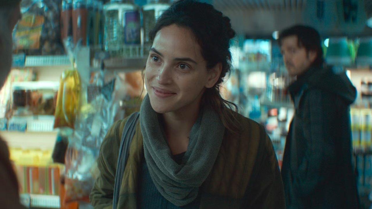 Adria Arjona som Bix smiler mens han handler i Andor sesong 2