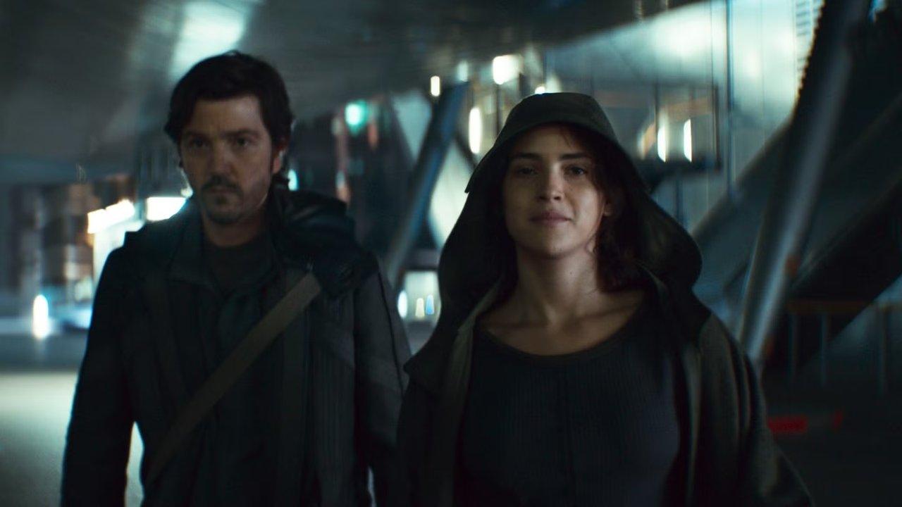 Adria Arjona som Bix smiler og går sammen med Diego Luna som Cassian Andor i Andor sesong 2