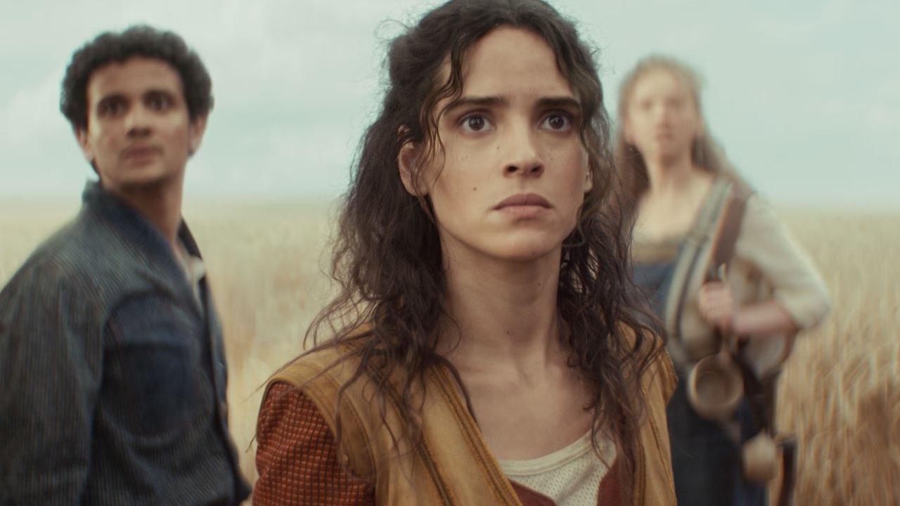 安多尔第二季中，亚德里亚·阿霍纳 (Adria Arjona) 饰演 Bix 仰望一艘帝国船
