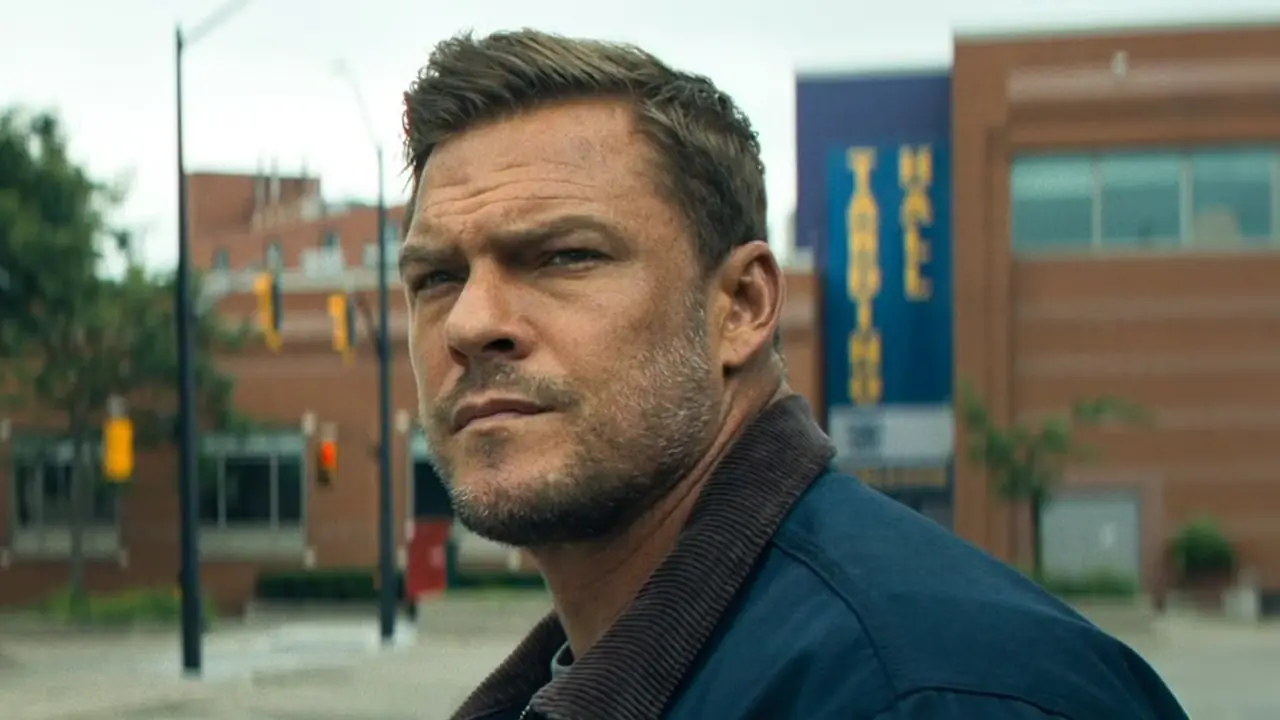 Alan Ritchson sieht in Staffel 3 von Reacher neugierig aus