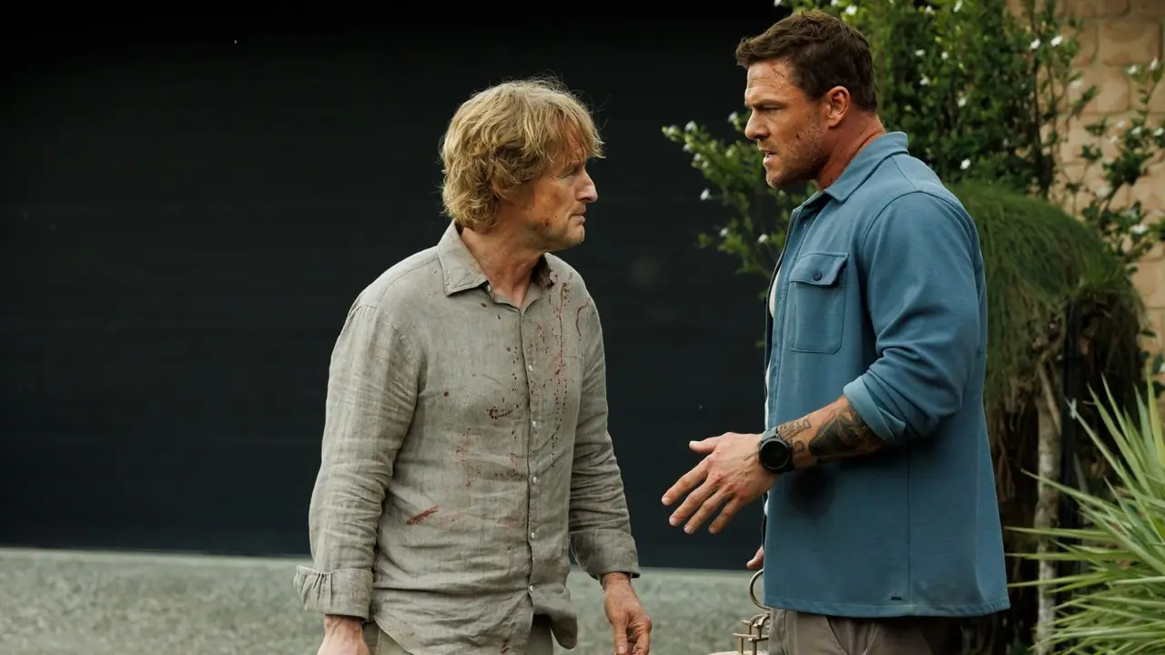 Owen Wilson e Alan Ritchson conversando em Runner
