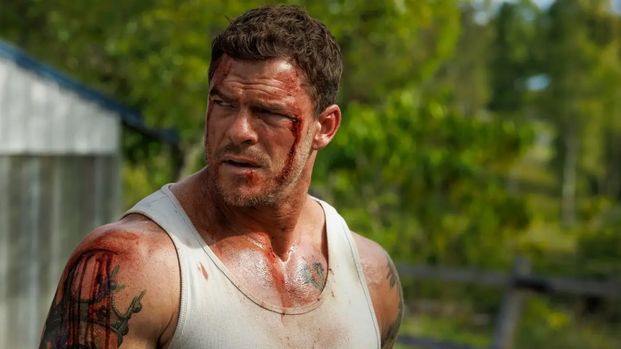 En blodig Alan Ritchson tittar sig över axeln i Runner