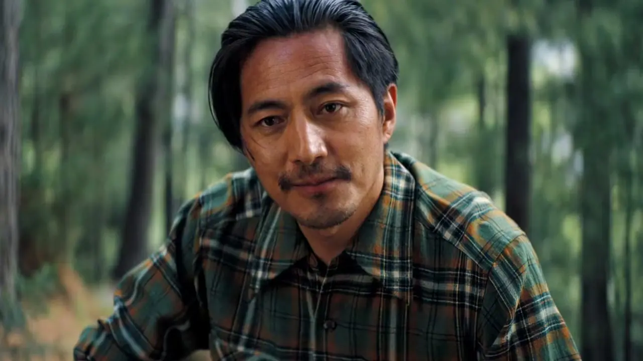 Tenzing guarda Edmund Hilary nel film di Apple TV