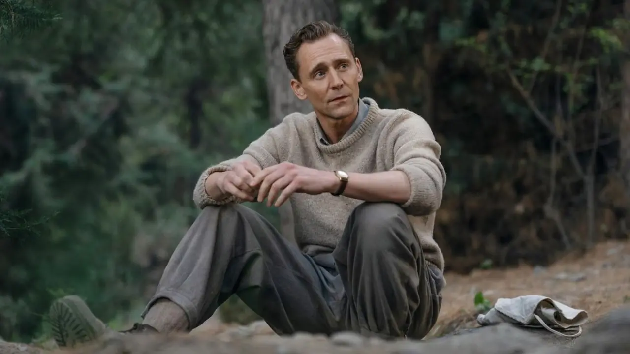 Tom Hiddleston siedzi w Tenzing