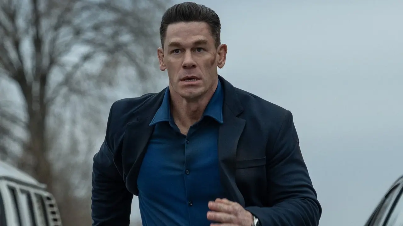 マッチ箱を抱えて心配そうに通りを走るジョン・シナ