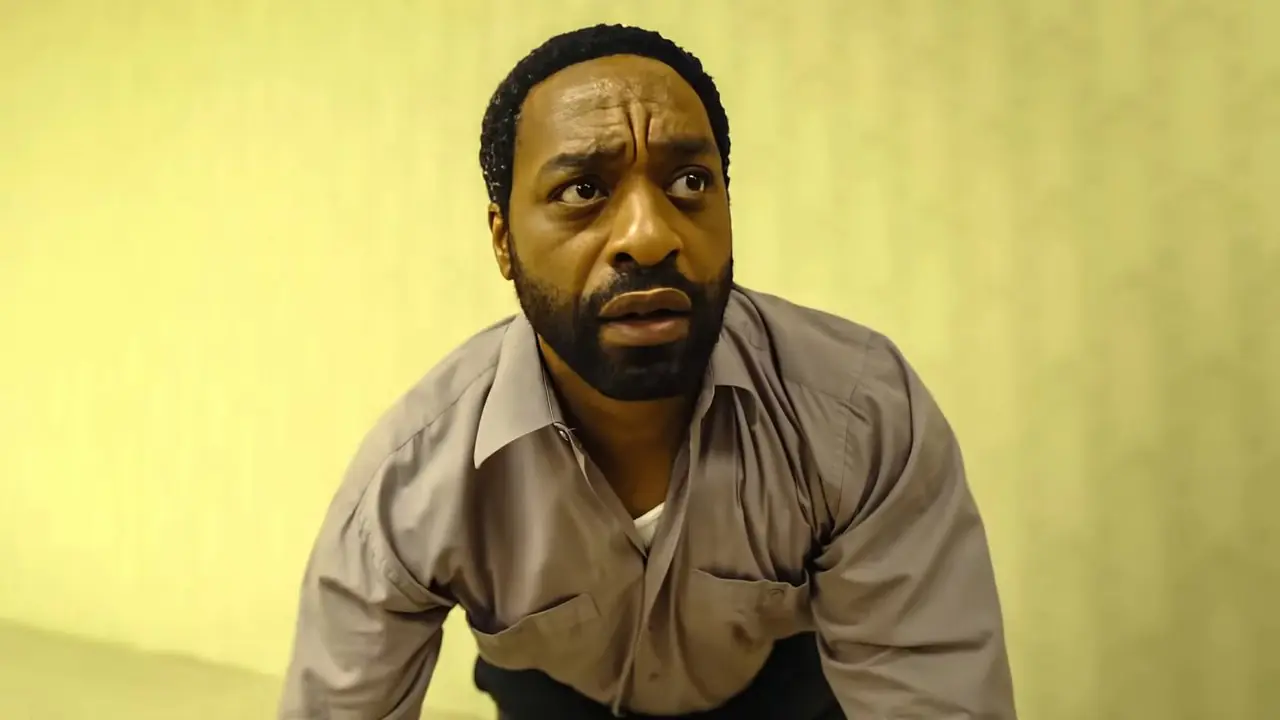 Backrooms에서 바닥에 무릎을 꿇고 혼란스러운 모습을 보이는 Chiwetel Ejiofor의 Clark Backrooms에서 바닥에 무릎을 꿇고 혼란스러운 모습을 보이는 Chiwetel Ejiofor의 Clark