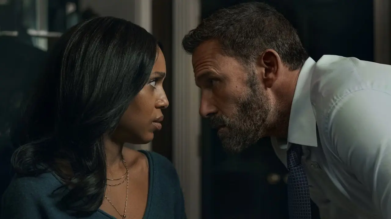 Kerry Washington y Ben Affleck mirándose fijamente en Animales